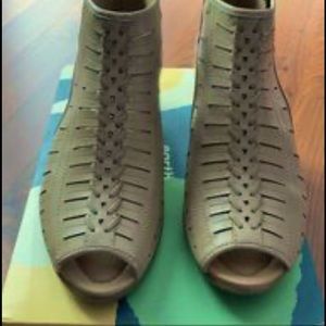 New Earth Origins tan color,real leather,size 8 wide,back zipper,Gorgeous shoes